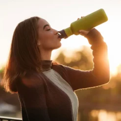 Klean Kanteen Classic 800ml Drikkeflaske (m/Sport Cap) -Chillout Butikk Klean Kanteen Classic 800ml Drikkeflaske Green Apple modell drikker