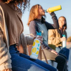 Klean Kanteen Classic 800ml Drikkeflaske (m/Sport Cap) -Chillout Butikk Klean Kanteen Classic 800ml Drikkeflaske modell ute