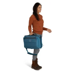 Osprey Ozone Boarding Bag 20 Liter -Chillout Butikk ozoneboardingbag f22 onbody3 coastalblue.jpg 2
